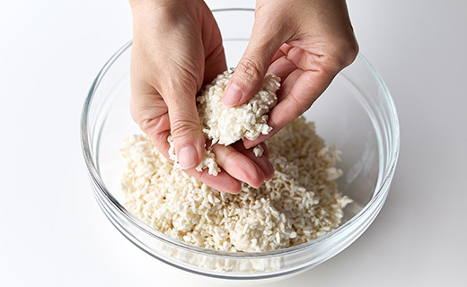 手でほぐした米麹